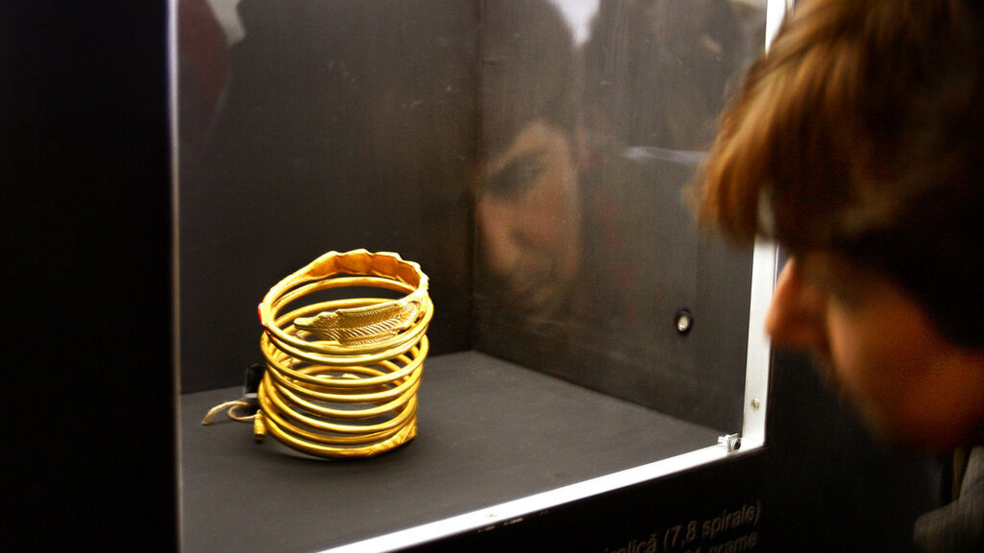 Thieves use explosives to steal artefacts from Dutch museum