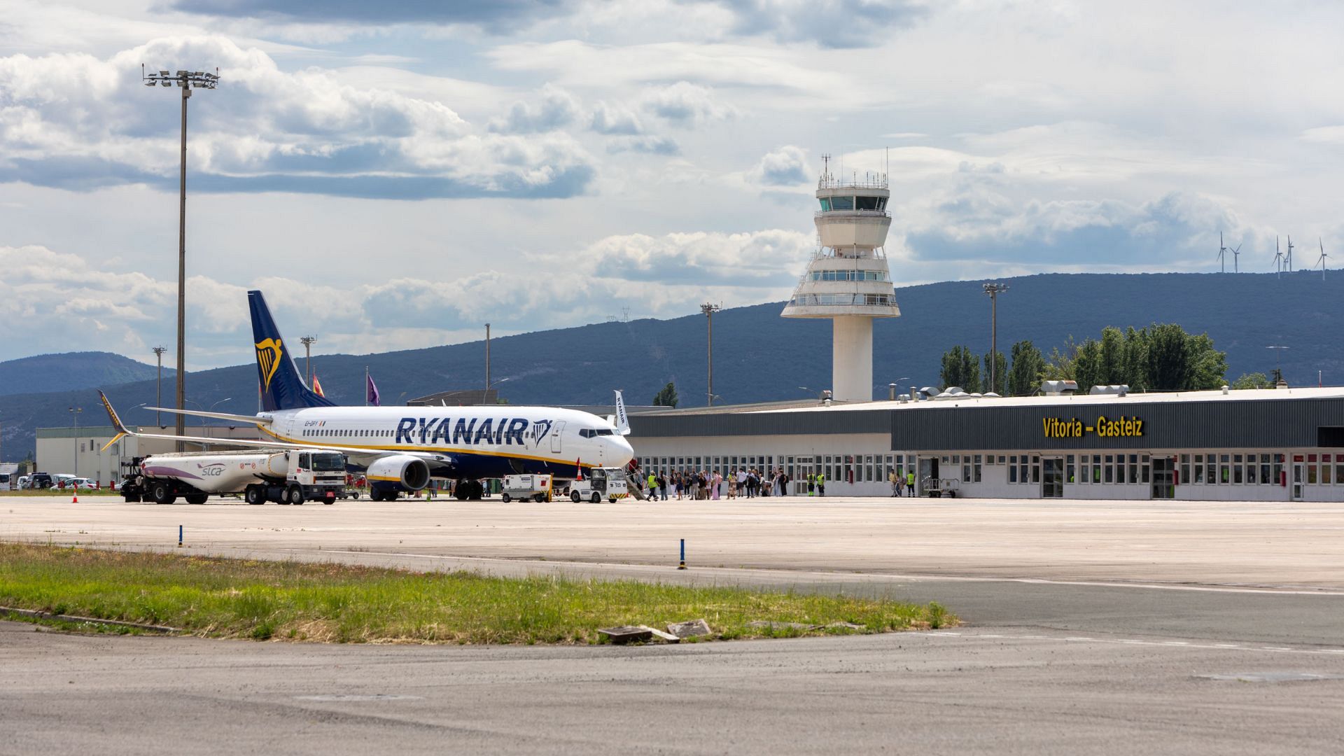 Spanish airports accuse Ryanair of ‘blackmail’ as airline cuts flights