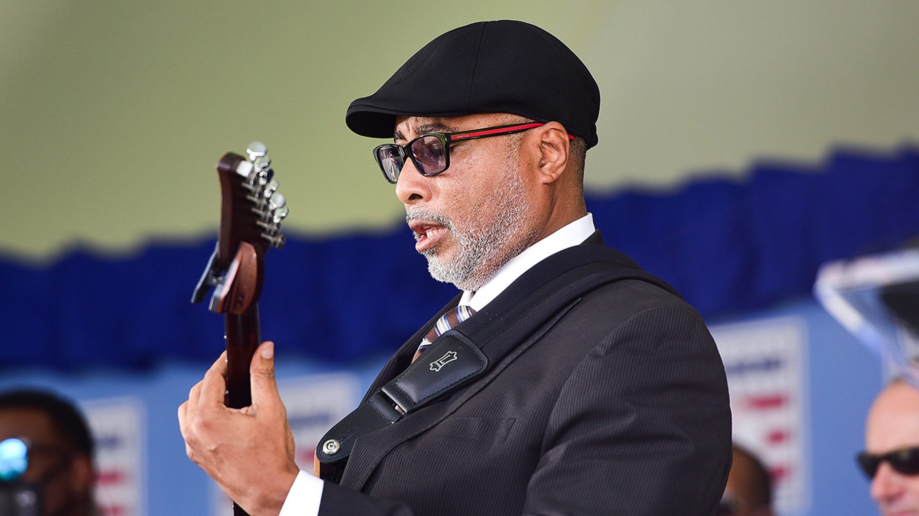 Yankees legend Bernie Williams using his music to help those affected by disease that took his father's life