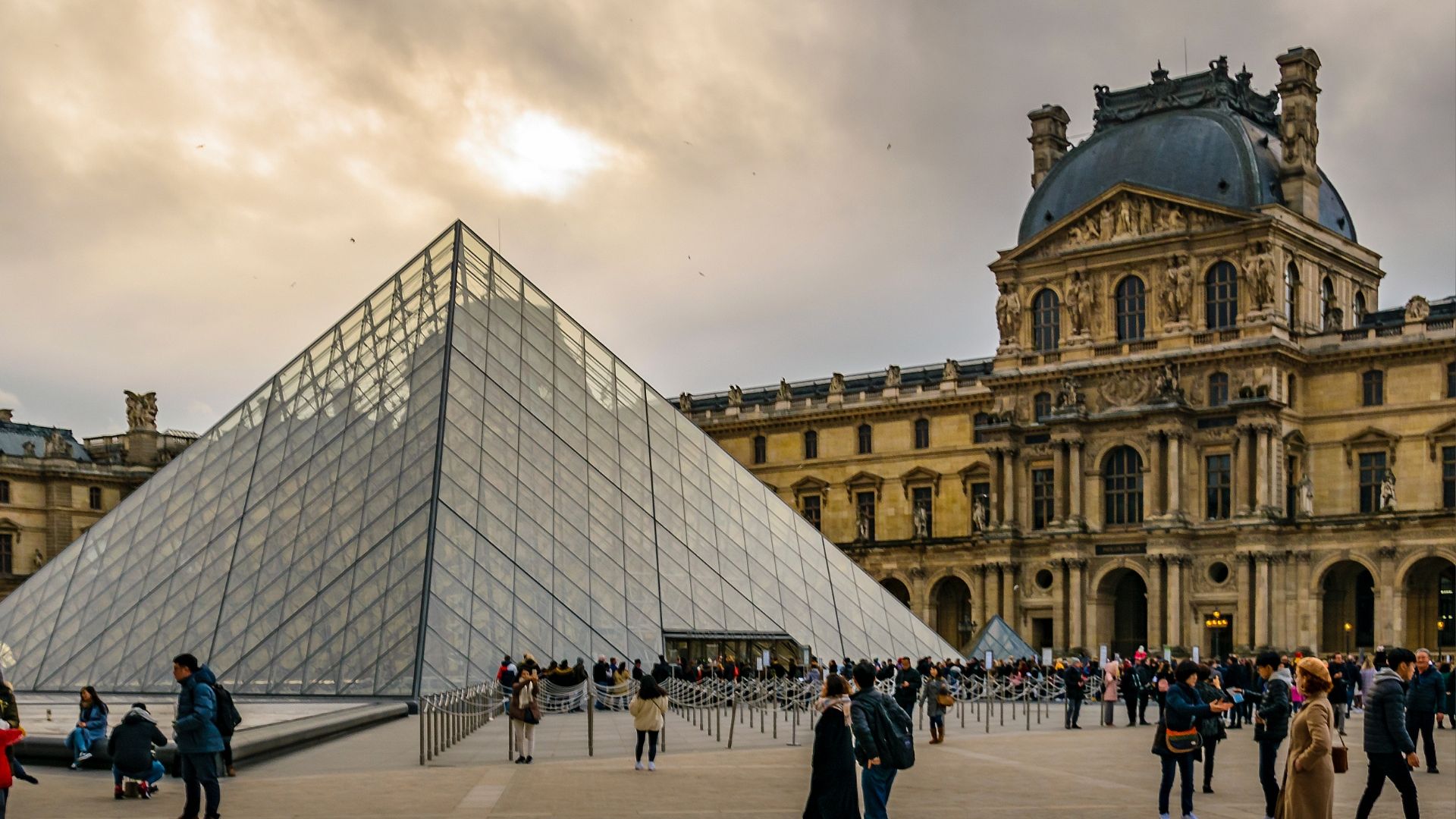 Paris Louvre in 'very poor condition' says leaked director's memo 