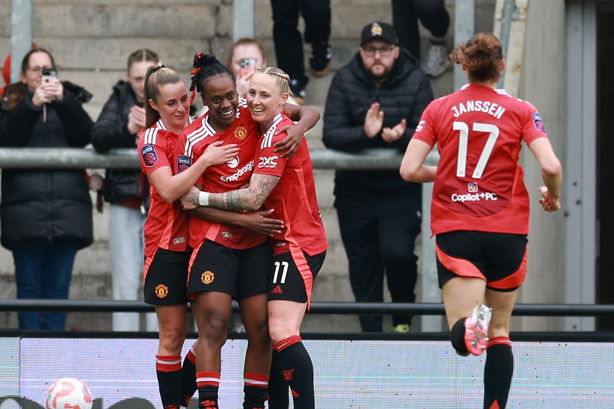 Manchester United close gap in WSL as Chelsea held by Brighton