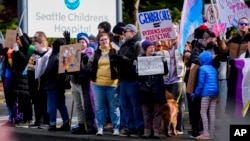 Federal judge pauses Trump order restricting gender-affirming care for trans youth 