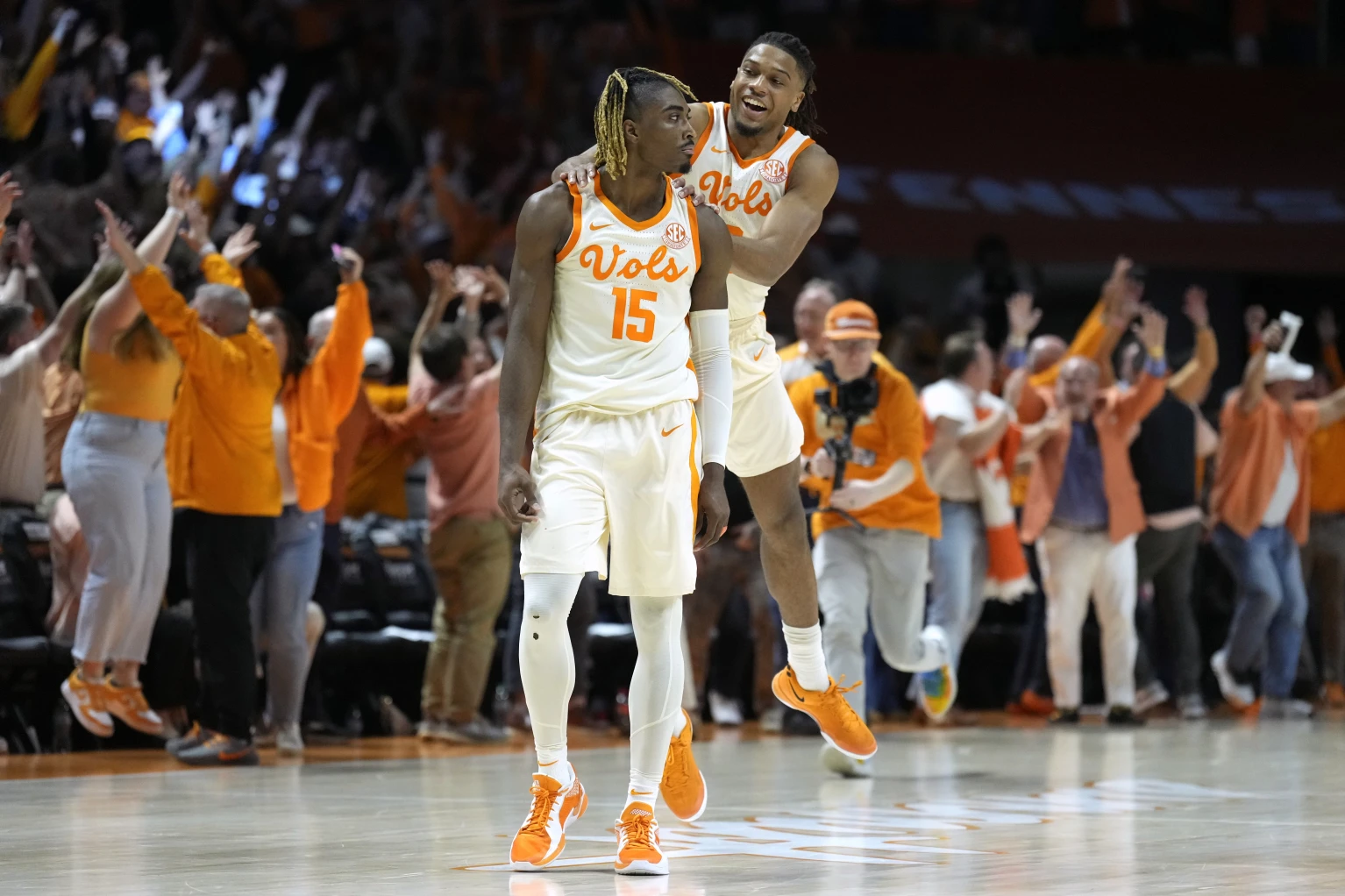 Jahmai Mashack hits long 3-pointer at the buzzer to lift No. 5 Tennessee past No. 6 Alabama, 79-76