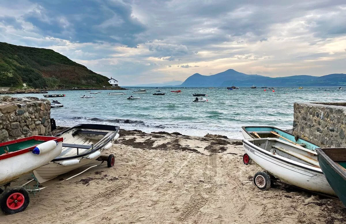 UK beach 'like Cape Town' with 'world's best' pub right on the sand