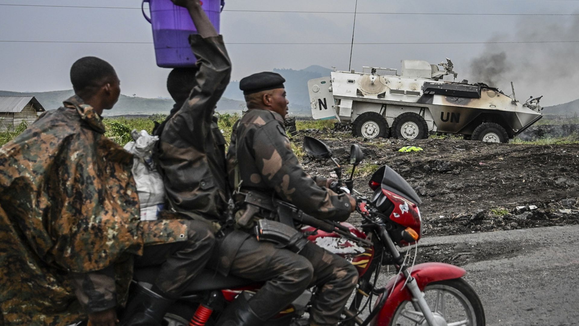 Thousands flee as rebels enter the outskirts of the city of Goma 