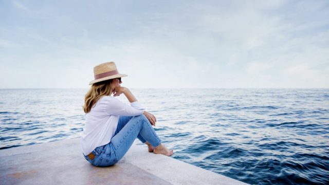 How to live a life without regrets, according to therapists