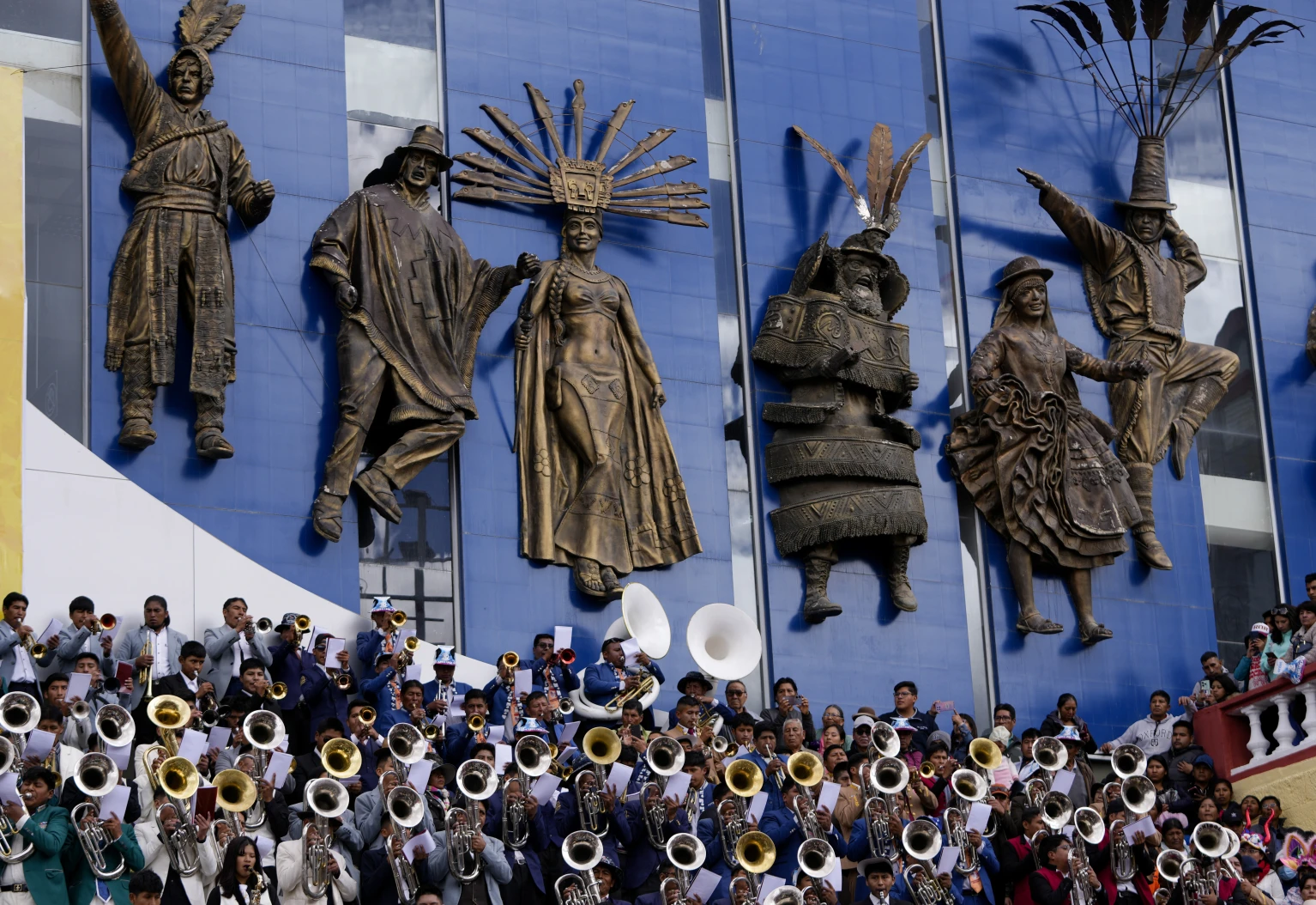 Largo carnaval andino desborda de colores y música las calles de ciudades en Bolivia