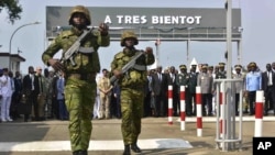 Ivory Coast takes control of last remaining French base