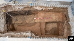 Archaeologists unearth remains of Roman basilica on site of new London skyscraper 