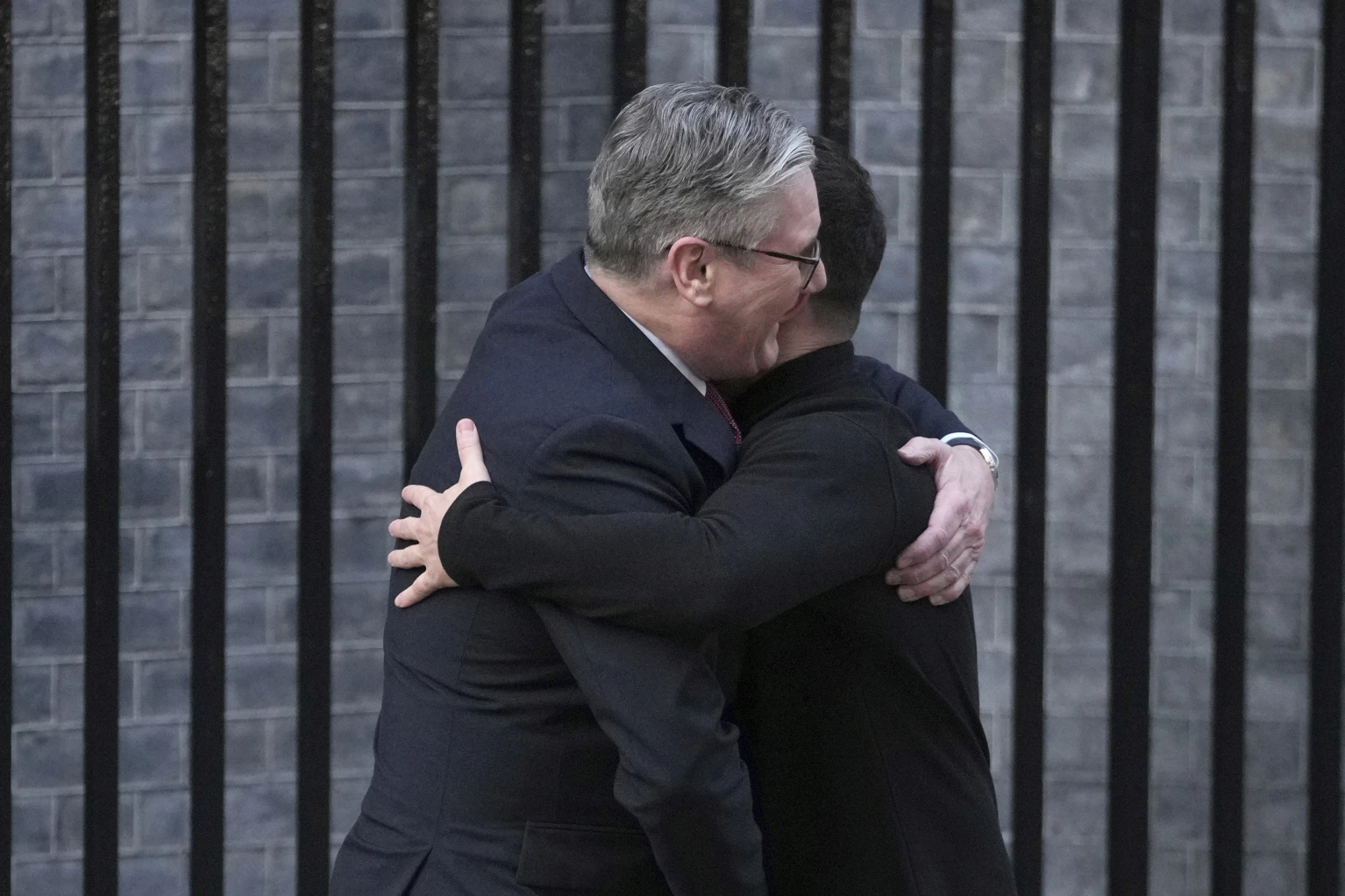 Zelenskyy recibe apoyo de primer ministro británico un día después del altercado en la Casa Blanca