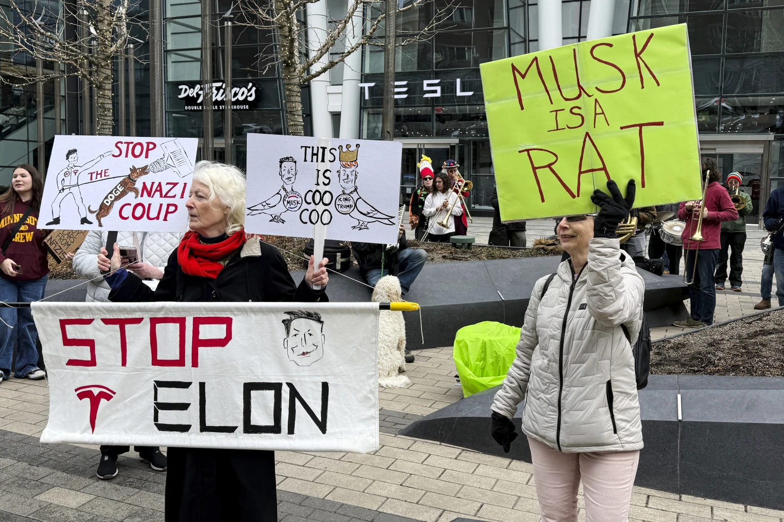 Protestas contra DOGE en tiendas de Tesla apuntan a las ganancias de Elon Musk