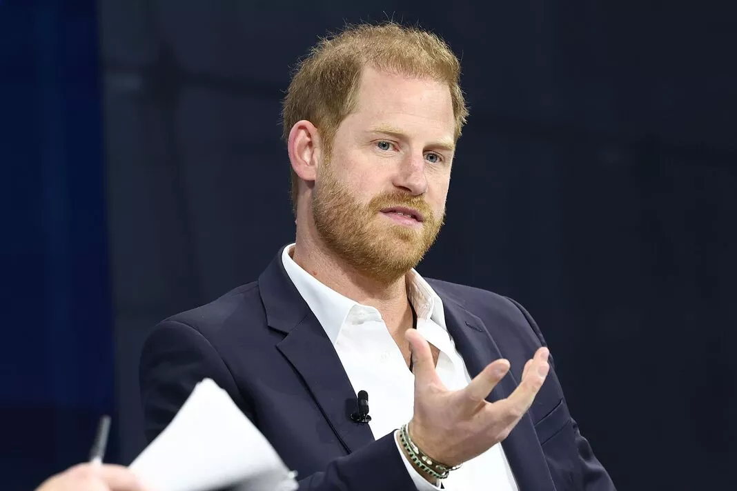Prince Harry sends six-word message to crowd during surprise appearance on stage